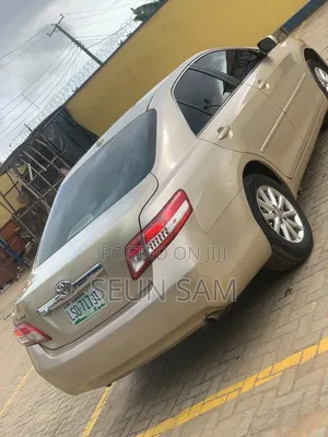Toyota Camry XLE 4dr Sedan (2.5L 4cyl 6AM) 2010 Gold