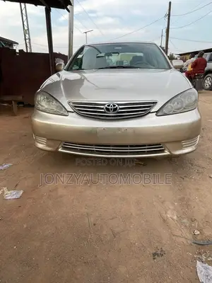 Toyota Camry 2005 Gold