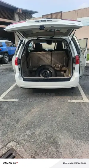 Toyota Sienna LE 2009 White