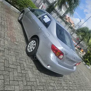Toyota Corolla LE 4dr Sedan (1.8L 4cyl 4A) 2010 Silver