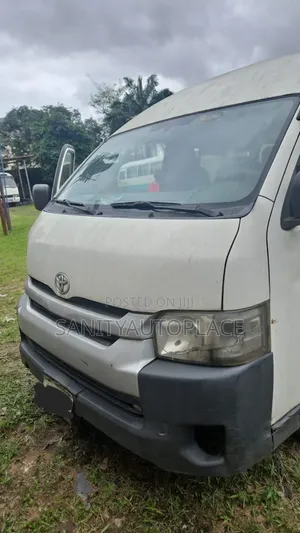 Toyota HiAce 2014 White