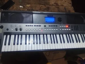 Yamaha Piano PSR E443