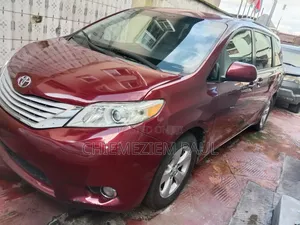Toyota Sienna XLE 8 Passenger (3.5L 6cyl 8A) 2017 Red
