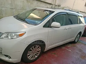 Toyota Sienna XLE 8 Passenger (3.5L 6cyl 8A) 2017 White