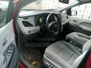 Toyota Sienna XLE 8 Passenger (3.5L 6cyl 8A) 2017 White