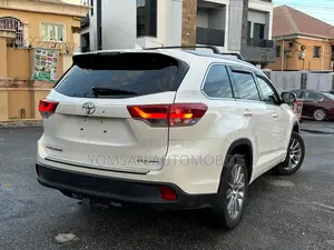 Toyota Highlander XLE 4dr SUV AWD (3.5L 6cyl 6A) 2015 White