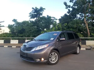Toyota Sienna XLE 7-Passenger 4dr Minivan AWD (3.5L 6cyl 6A) 2015 Gray