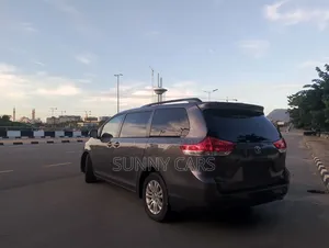 Toyota Sienna XLE 7-Passenger 4dr Minivan AWD (3.5L 6cyl 6A) 2015 Gray
