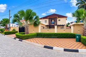 5bdrm Duplex in Thomas Estate for sale