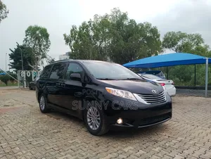 Toyota Sienna XLE 7 Passenger Auto Access Seat (3.5L 6cyl 6A) 2016