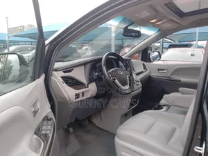 Toyota Sienna XLE 7 Passenger Auto Access Seat (3.5L 6cyl 6A) 2016