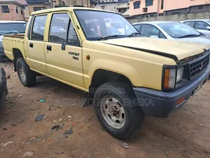 Mitsubishi Triton 1991 Yellow
