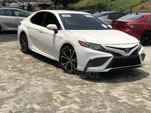 Toyota Camry SE FWD (2.5L 4cyl 8AM) 2018 White