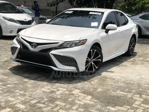 Toyota Camry SE FWD (2.5L 4cyl 8AM) 2018 White
