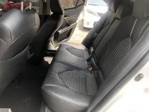 Toyota Camry SE FWD (2.5L 4cyl 8AM) 2018 White