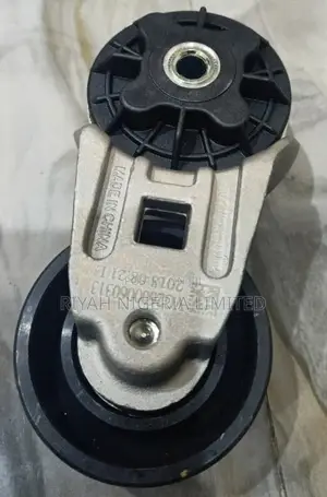 Truck Fan Belt Tensioner Pulley / Automatic Belt Tensioner