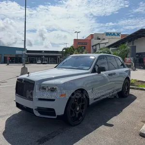 Rolls-Royce Cullinan Black Badge 2022 Silver