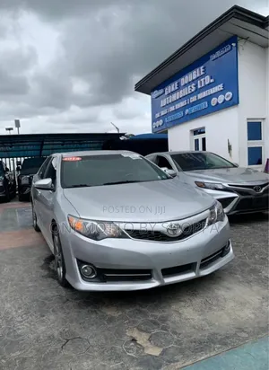 Toyota Camry SE V6 4dr Sedan (3.5L 6cyl 6A) 2013 Silver