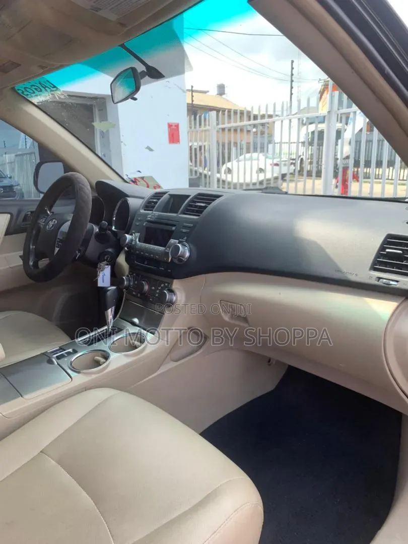 Toyota Highlander SE 2012 Black