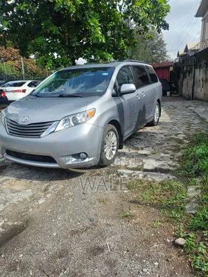 Toyota Sienna 2011 Silver
