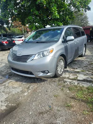 Toyota Sienna 2011 Silver