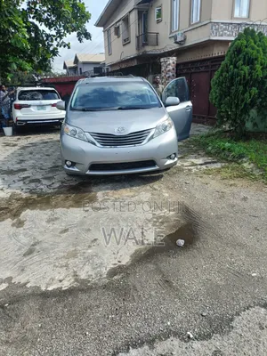 Toyota Sienna 2011 Silver