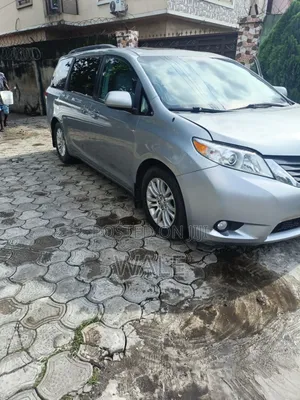 Toyota Sienna 2011 Silver