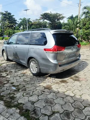 Toyota Sienna 2011 Silver