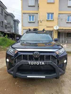 Toyota RAV4 XLE 2021 Blue