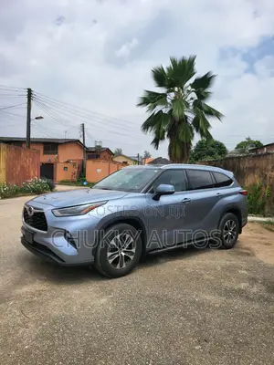 Toyota Highlander XLE 2021 Blue