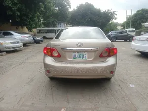 Toyota Corolla Base 4dr Sedan (1.8L 4cyl 5M) 2010 Gold