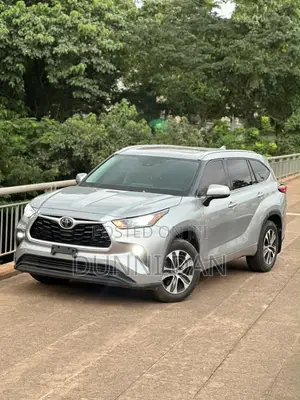 Toyota Highlander XLE 2021 Silver
