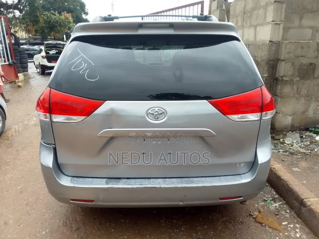 Toyota Sienna 2012 Silver