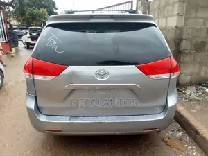 Toyota Sienna 2012 Silver