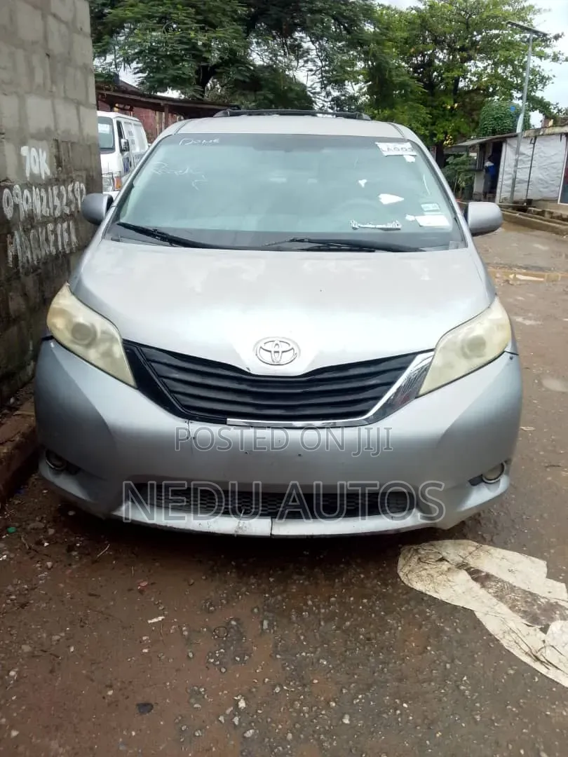 Toyota Sienna 2012 Silver