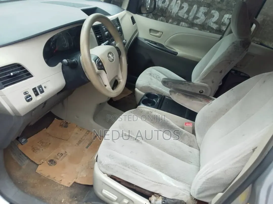 Toyota Sienna 2012 Silver