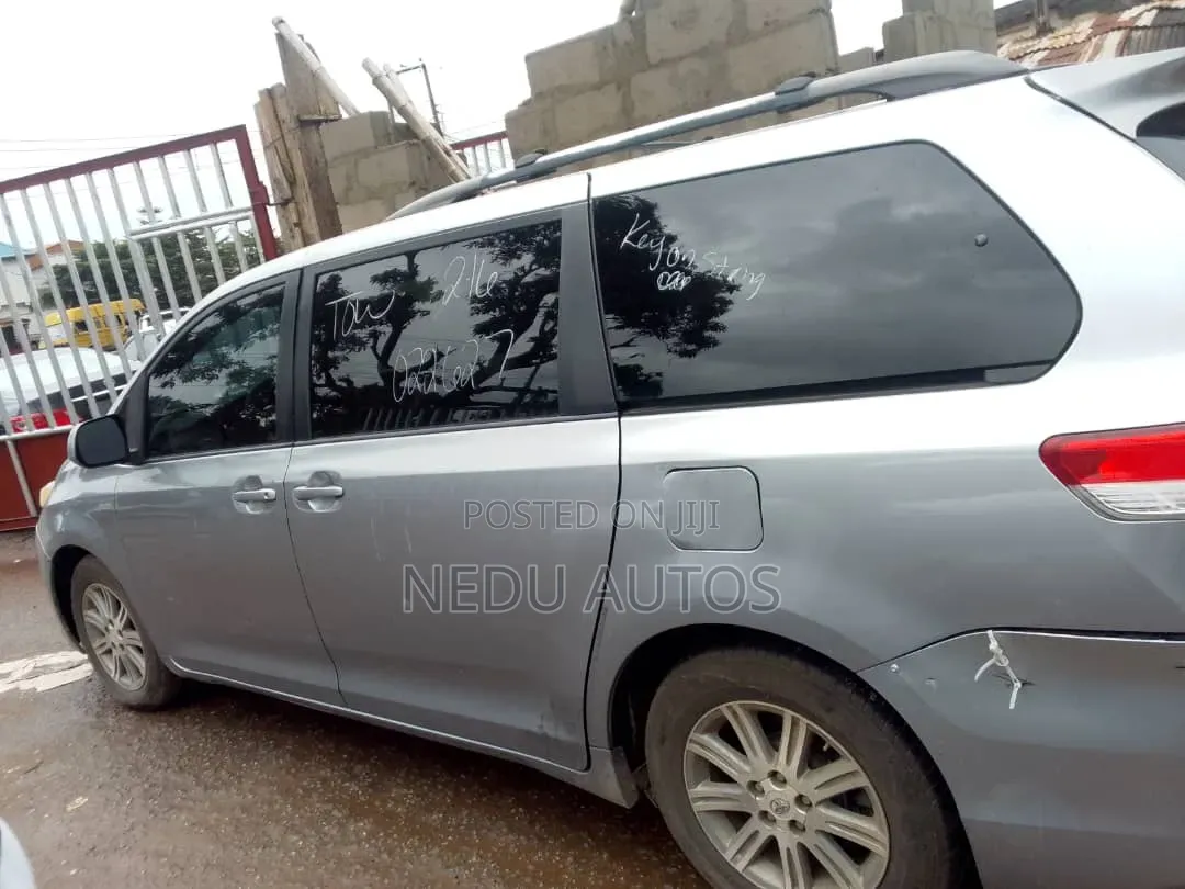 Toyota Sienna 2012 Silver