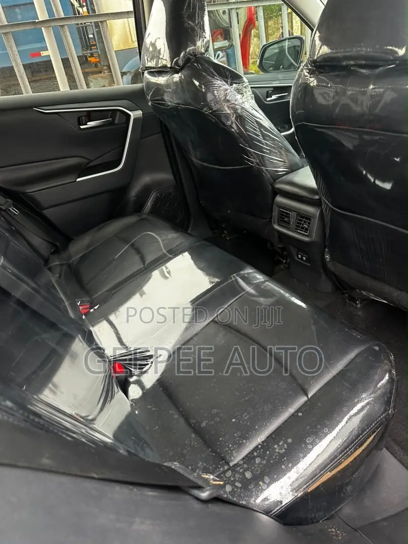 Toyota RAV4 XLE AWD 2019 Blue