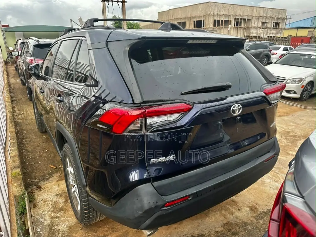 Toyota RAV4 XLE AWD 2019 Blue