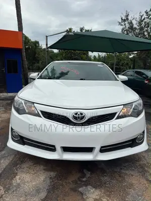 Toyota Camry SE 4dr Sedan (2.5L 4cyl 6A) 2013 White