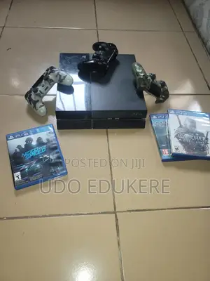 PlayStation 4. PS4 With 2 Pads and Discs