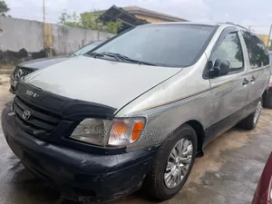 Toyota Sienna 2000 Silver