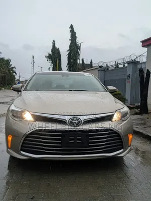 Toyota Avalon XLE Premium Sedan FWD (3.5L 6cyl 6A) 2017 Gold