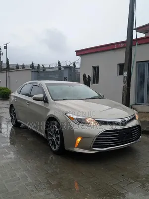 Toyota Avalon XLE Premium Sedan FWD (3.5L 6cyl 6A) 2017 Gold