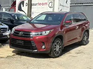 Toyota Highlander SE 4x4 V6 (3.5L 6cyl 8A) 2018 Maroon