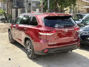 Toyota Highlander SE 4x4 V6 (3.5L 6cyl 8A) 2018 Maroon