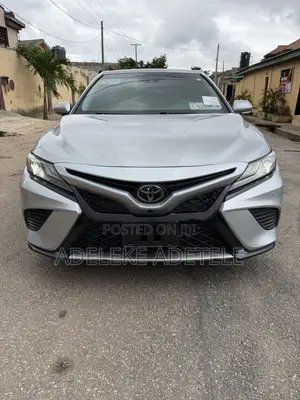 Toyota Camry XSE FWD (2.5L 4cyl 8AM) 2018 Gold