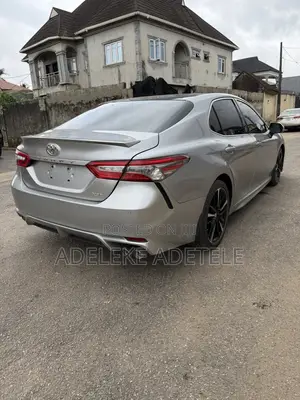 Toyota Camry XSE FWD (2.5L 4cyl 8AM) 2018 Gold