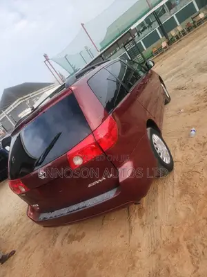 Toyota Sienna 2009 Red
