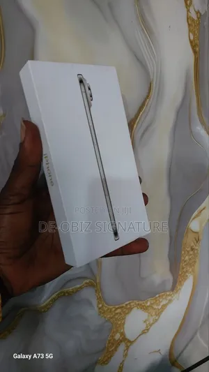 New Apple iPhone 17e 256 GB Gold